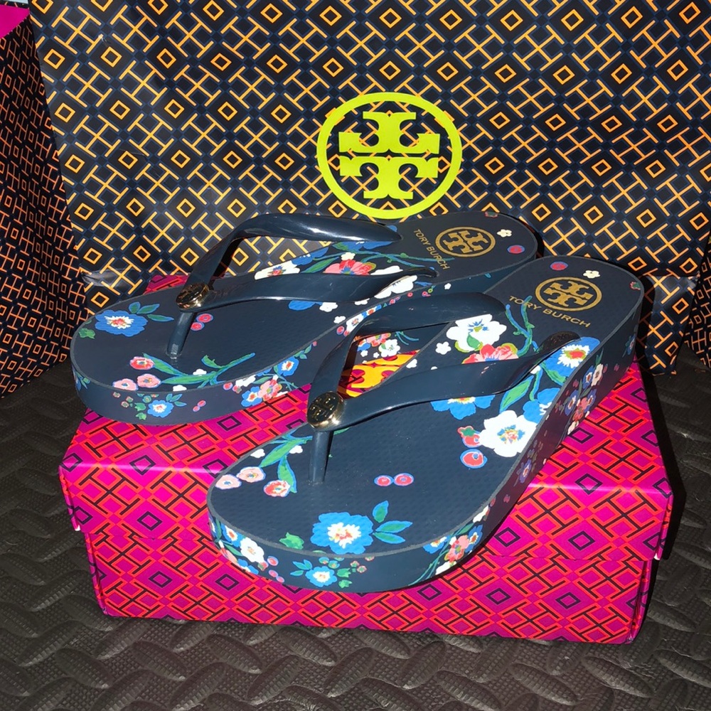 TORY BURCH. Sz 7. Flip flops. Navy Blue floral design. Excellent cond